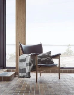 Oras Decke, 140 x 190 Cm, Schwarz – Natur 13 Oras Decke, 140 x 190 Cm, Schwarz – Natur -Heimtextilien anno SS21 oras throw pino deco cushion pattern woven linen hires