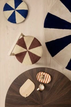 Ferm LIVING Kissen Mit Bogenstickerei, Rund, Dunkles Ziegelrot/Cremeweiß -Heimtextilien fermLIVING AW21 ArchEmbroideredCushion image