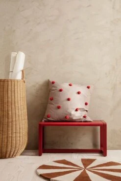 Ferm LIVING Arch Tuftingteppich, Klein, Dunkles Ziegelrot - Cremeweiß -Heimtextilien fermLIVING AW21 DotTuftedCushionCamelRed ArchTuftedRugSmallDarkBrickOffWhite image