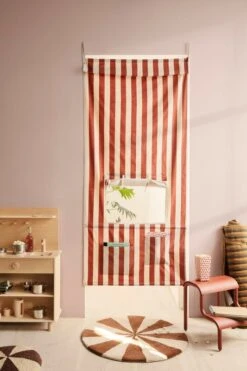 Ferm LIVING Arch Tuftingteppich, Klein, Dunkles Ziegelrot - Cremeweiß -Heimtextilien fermLIVING AW21 KidsKiosk ArchTuftedRugSmall UpStepStool image