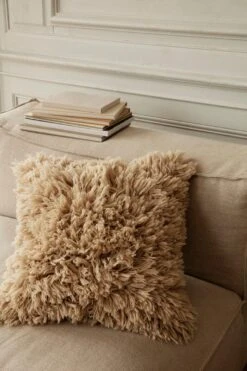 Ferm LIVING Meadow Hochflor-Kissen, Heller Sand -Heimtextilien fermLIVING AW21 MeadowHighPileCushionLightSand image