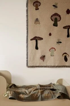 Ferm LIVING Forest Wandteppich-Decke, Sand -Heimtextilien fermLIVING AW21 SillJuniorBed ForestTapestryBlanket DouQuiltedBlanketGreenTonal image 2