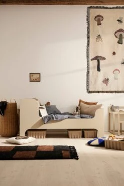 Ferm LIVING Forest Wandteppich-Decke, Sand -Heimtextilien fermLIVING AW21 SillJuniorBed ForestTapestryBlanket MaraKnottedRug image 1