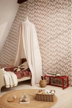 Ferm LIVING Kissen Mit Bogenstickerei, Rund, Dunkles Ziegelrot/Cremeweiß -Heimtextilien fermLIVING AW21 StrawberryFieldWallpaperRose image