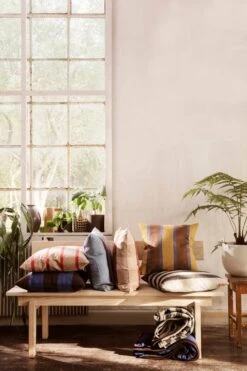 Ferm LIVING Grand Kissen, 50 X 50 Cm, Verblasstes Blau - Burgunderrot 9 Ferm LIVING Grand Kissen, 50 X 50 Cm, Verblasstes Blau - Burgunderrot -Heimtextilien fermLIVING PekaBench image 2