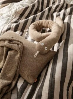 Ferm LIVING Grand Steppdecke, Sand - Schwarz -Heimtextilien fermLIVING RoyMerinoWoolSnake image