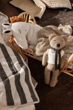 Ferm LIVING Grand Steppdecke, Sand - Schwarz -Heimtextilien fermLIVING RoyMerinoWoolTeddy image