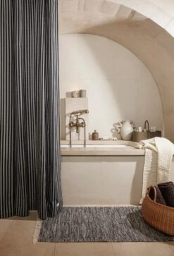 Ferm LIVING Melange Teppich, 60 × 100 cm, Dunkles Marineblau -Heimtextilien fermLIVING SS22 BraidedBasket ChambrayShowerCurtain image 1