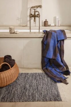 Ferm LIVING Melange Teppich, 60 × 100 cm, Dunkles Marineblau -Heimtextilien fermLIVING SS22 BraidedBasket FieldRobe image 1