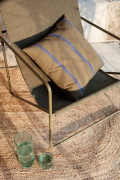 Ferm LIVING Grand Kissen, 50 × 50 cm, Olivgrün – Leuchtendes Blau -Heimtextilien fermLIVING SS22 DesertLoungeChair GrandCushion image 1