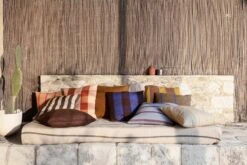 Ferm LIVING Grand Kissen, 50 × 50 cm, Olivgrün – Leuchtendes Blau -Heimtextilien fermLIVING SS22 GrandCushion OysterLemonBrightBlue image 1