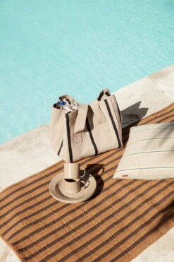 Ferm LIVING Grand Kissen, 50 × 50 cm, Austernbeige – Zitronengelb – Leuchten 6 Ferm LIVING Grand Kissen, 50 × 50 cm, Austernbeige – Zitronengelb – Leuchten -Heimtextilien fermLIVING SS22 YardPicnicBag YardPicnicSet image 1