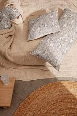 Ferm LIVING Stream Kissen, Cremeweiß -Heimtextilien fermLIVING StreamBedding image 1