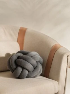 Design House Stockholm Knot Kissen, Grau -Heimtextilien image2 2351 1100 KnotCushionGrey Lifestyle
