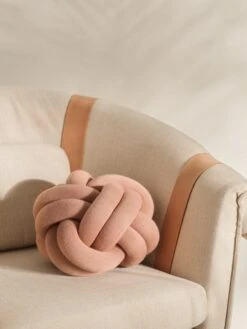 Design House Stockholm Knot Kissen, Altrosa -Heimtextilien image2 2351 4500 KnotCushionDustyPink Lifestyle