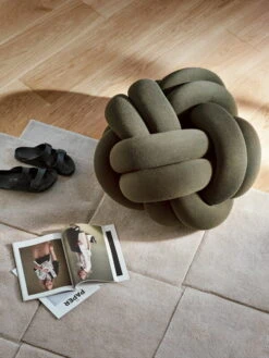 Design House Stockholm Knot Kissen, XL, Forstgrün -Heimtextilien image2 2682 6600 KnotXLGreen