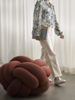 Design House Stockholm Knot Kissen, XL, Ockergelb 8 Design House Stockholm Knot Kissen, XL, Ockergelb -Heimtextilien image3 2682 4400 KnotXLOchre Lifestyle