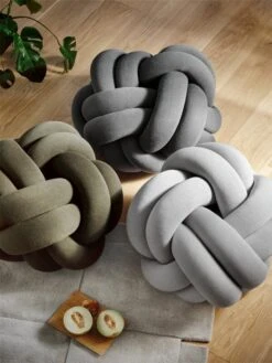 Design House Stockholm Knot Kissen, XL, Grau -Heimtextilien image4 2682 KnotXLGreen group 1