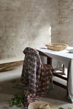 Tulppaani Decke, 130 X 180 Cm, Zimtbraun – Blau 8 Tulppaani Decke, 130 X 180 Cm, Zimtbraun – Blau -Heimtextilien lapuan kankurit tulppaani blanket cinnamon blue and kaste tablecloth grey white