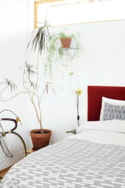 Arki Decke, Hellgrau – Weiß 11 Arki Decke, Hellgrau – Weiß -Heimtextilien lapuankankurit arki blanket and cushion cover light grey white 1