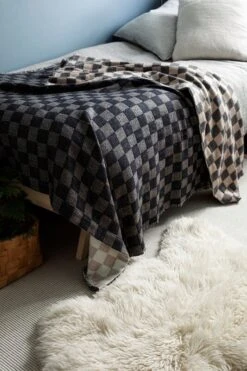 Shakki Überwurf, 130 X 180 cm, Beige - Schwarz - Weiß 5 Shakki Überwurf, 130 X 180 cm, Beige - Schwarz - Weiß -Heimtextilien lapuankankurit blanket shakki black beige 0