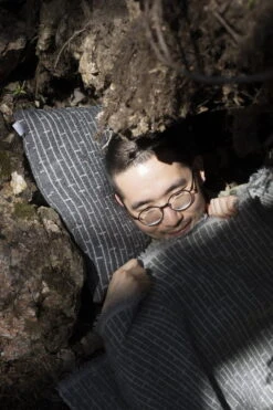 Metsä Decke, Dunkelgrau 11 Metsä Decke, Dunkelgrau -Heimtextilien lapuankankurit metsa cushion cover and blanket dark grey 1