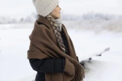 Uni Stola Mit Taschen, Mokka -Heimtextilien lapuankankurit uni pocket shawl mocca 2 kopio