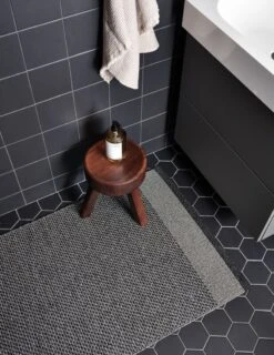 Edit Teppich, 70 X 300 Cm, Schwarz -Heimtextilien pappelina edit black bathroom creative 1