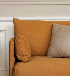 Menu Mimoides Kissen, 40 × 40 cm, Ocker -Heimtextilien sisustuskuva Mimoides Pillow Birch Ochra VS