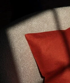 Menu Mimoides Kissen, 40 × 40 cm, Sienarot 10 Menu Mimoides Kissen, 40 × 40 cm, Sienarot -Heimtextilien sisustuskuva Mimoides Pillow burnt sienna VS